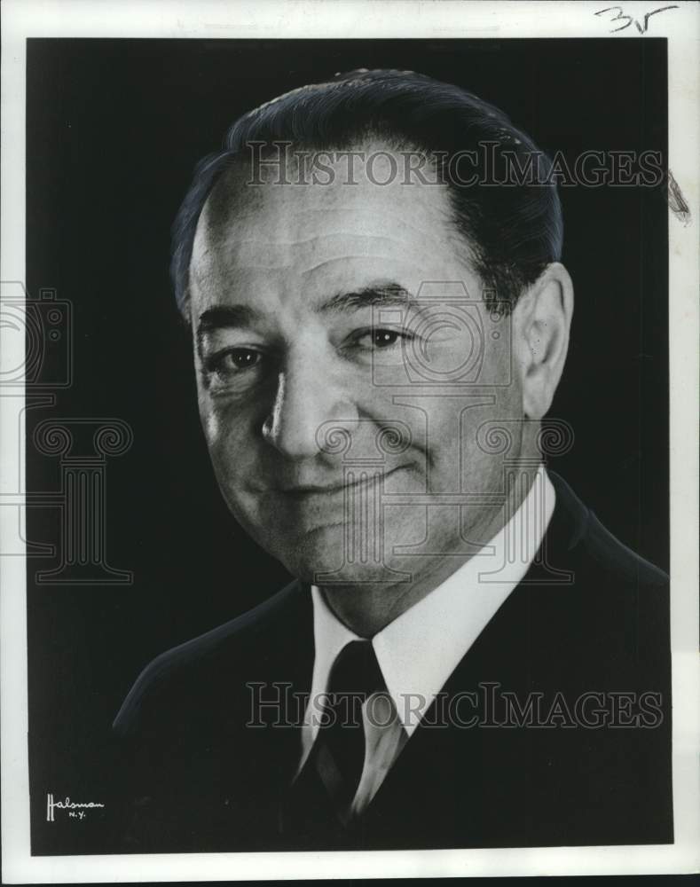 1970 Press Photo Robert M. Misch unveils &quot;Secrets of the grape&quot; - noo46305- Historic Images