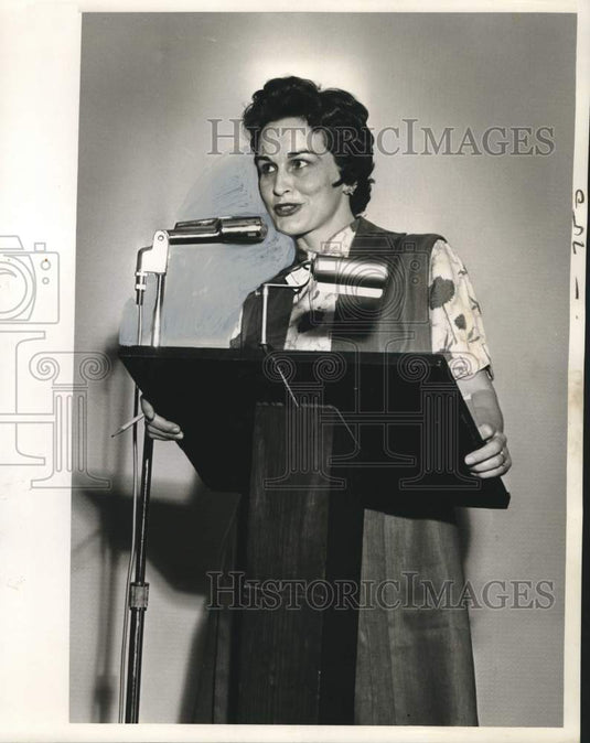 1962 Press Photo Mrs. Joseph McCampbell testifies to jet noise, public hearing