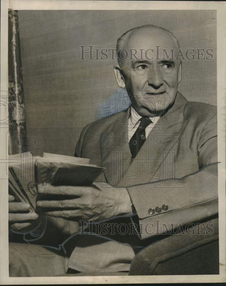 1957 Press Photo Manuel Majia, Brent Award-Designate sorts telegrams - Historic Images