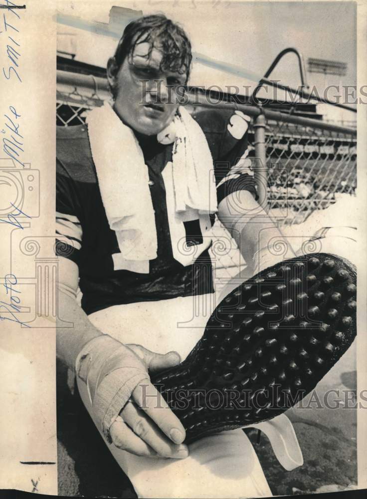 1973 Press Photo Tulane offensive tackle Ed Mikkelsen in his new footwear- Historic Images