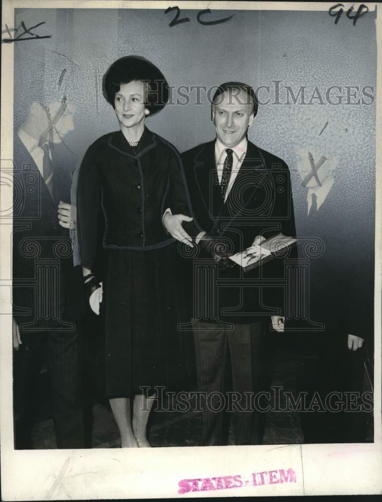 Load image into Gallery viewer, 1966 Press Photo Yehudi Menuhin, Honorary Order of Knight Commander of Britain

