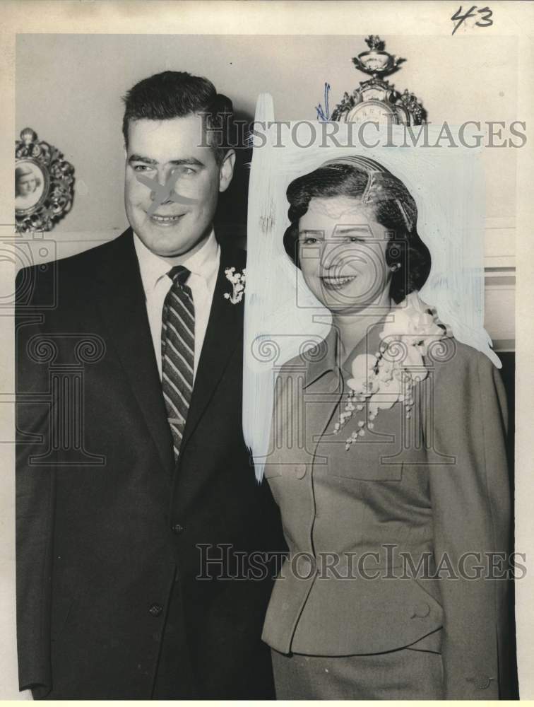 Load image into Gallery viewer, 1958 Press Photo Mr. and Mrs. Robert Fulton Minshall at their Wedding reception
