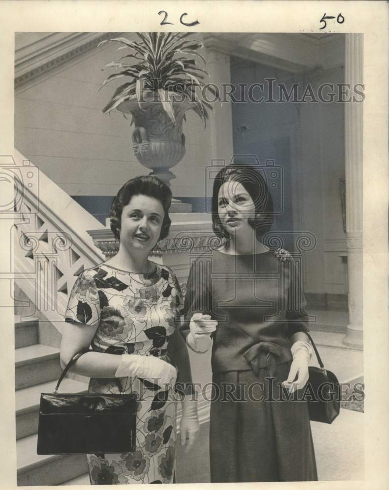 1965 Press Photo Mrs. William H. Syll &amp; Mrs. Aaron Mintz Jr.- Dagas Exhibition