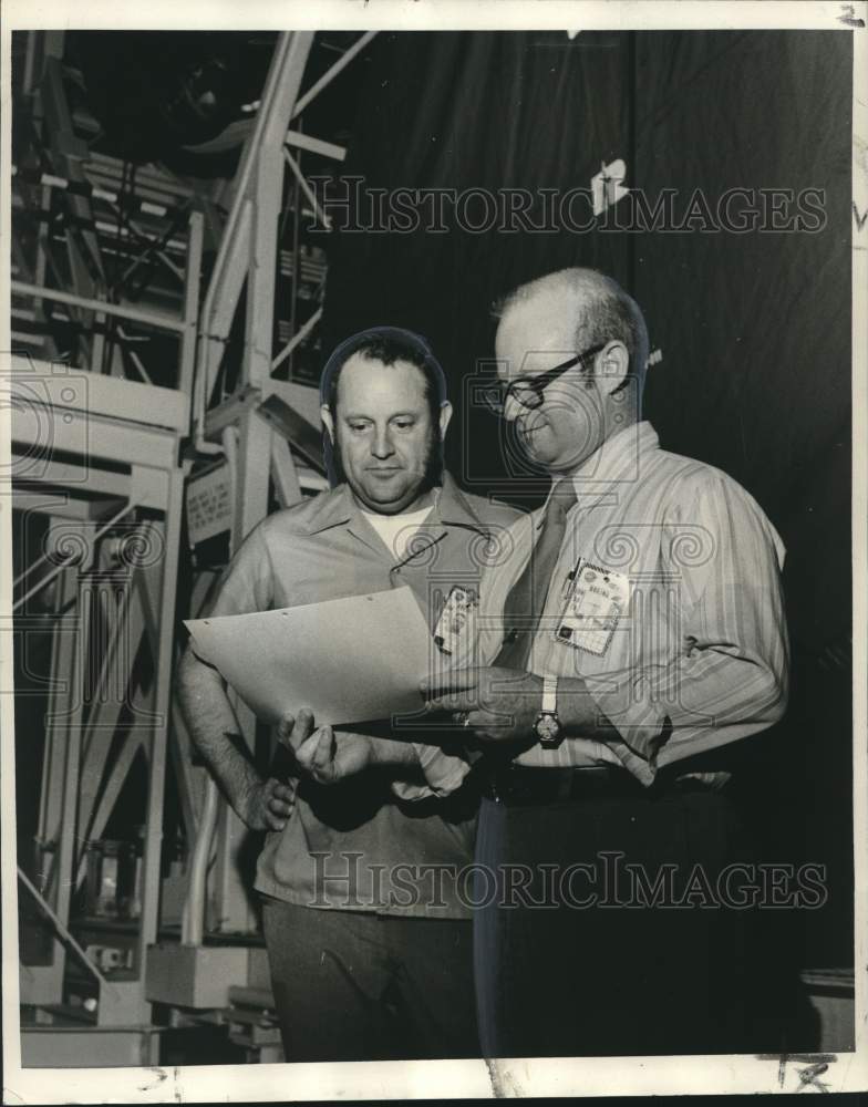 1972 Press Photo William J. Langley &amp; Walter M. Davis- Apollo 16 Booster- Historic Images