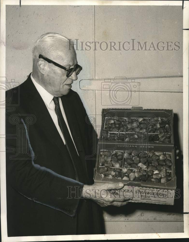1969 Press Photo Lee Miller of R. Guercio &amp; Sons Inc. with Strawberry Shipment