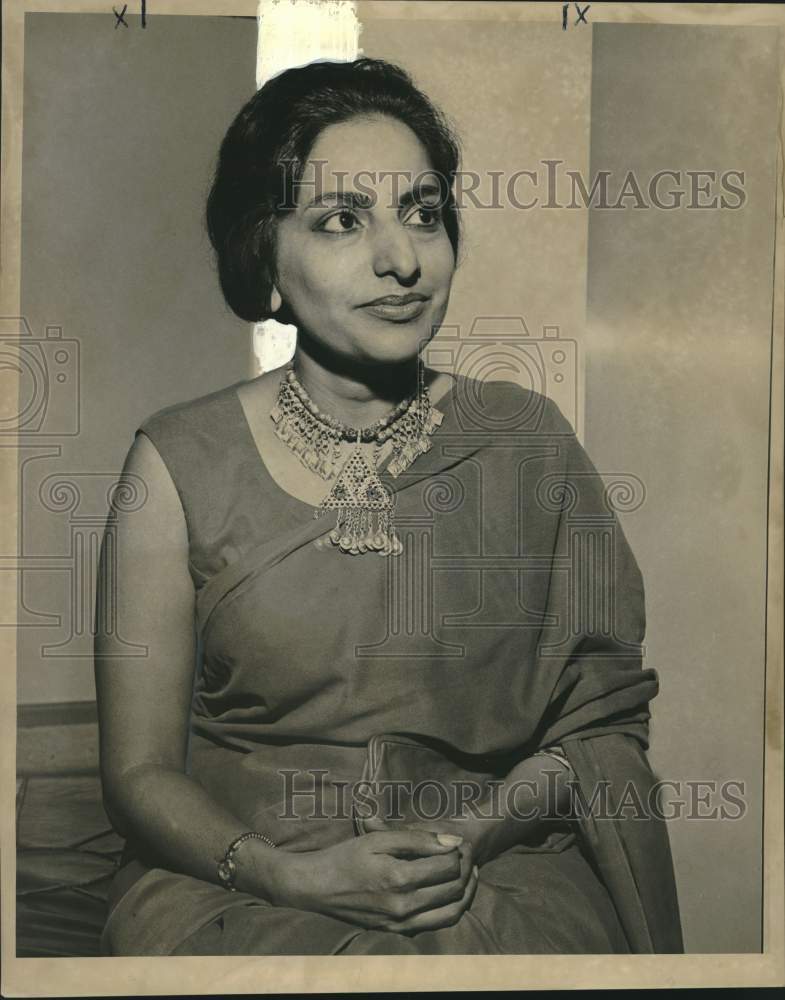 Load image into Gallery viewer, 1963 Press Photo Mrs Anis Mirza of Pakistan, State Dept. visitor in New Orleans
