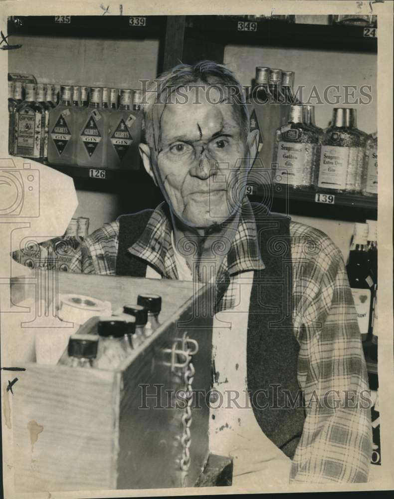 Load image into Gallery viewer, 1961 Press Photo Leon Miller- 65-year-old liquor store clerk- beaten with hammer
