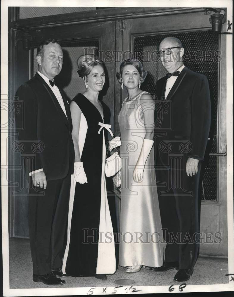 1969 Press Photo Dignitaries attending the Symphony Benefit Gala - noo46700