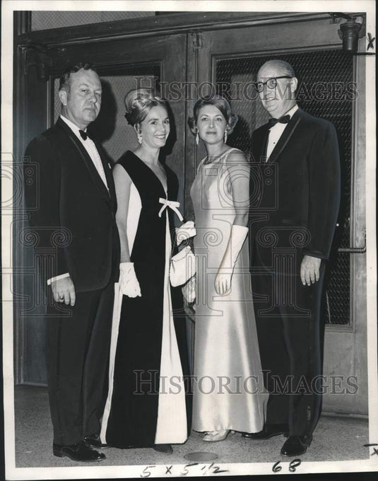 1969 Press Photo Dignitaries attending the Symphony Benefit Gala - noo46700