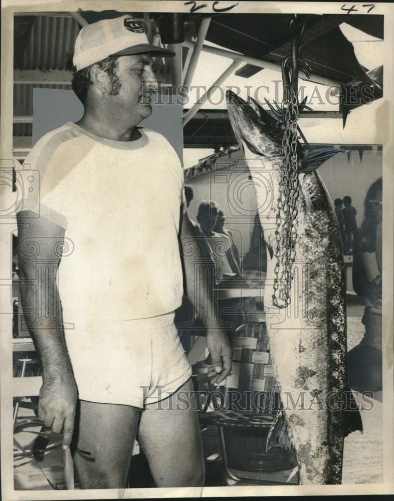 1970 Press Photo A.C. Mills with 50 pound Barracuda at Empire-South Pass Rodeo- Historic Images