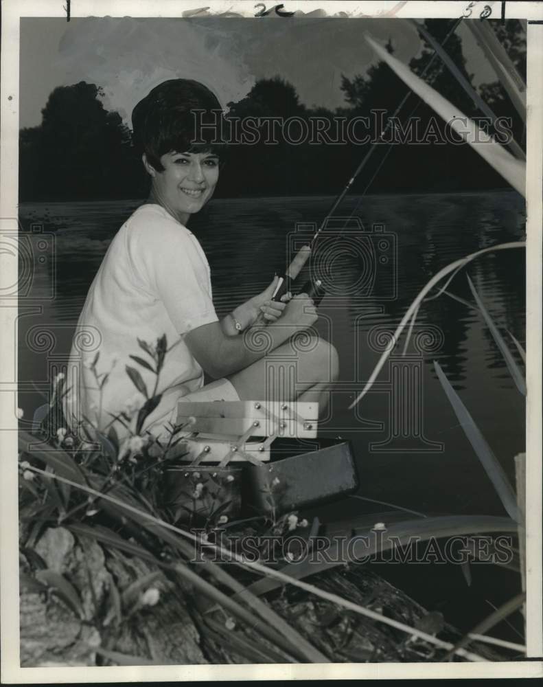 1969 Press Photo Sue Miller, Northwest College Student- Fishing on Chaplin Lake
