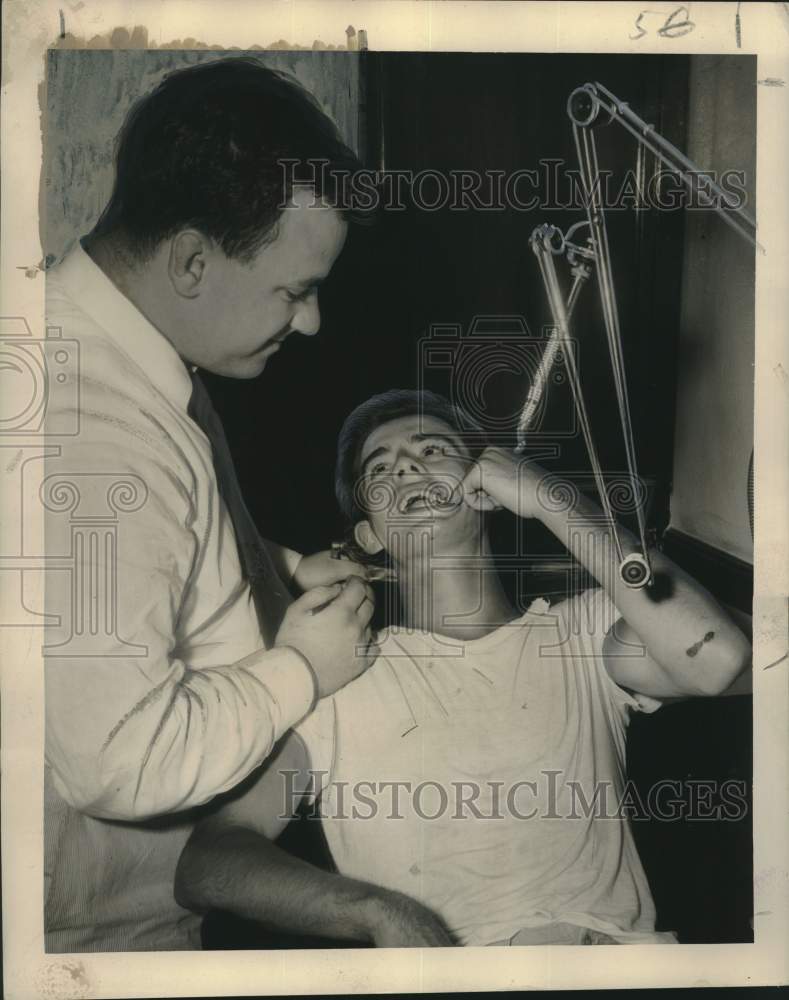 1948 Press Photo Medical Technician James Daniels inspects an aching molar
