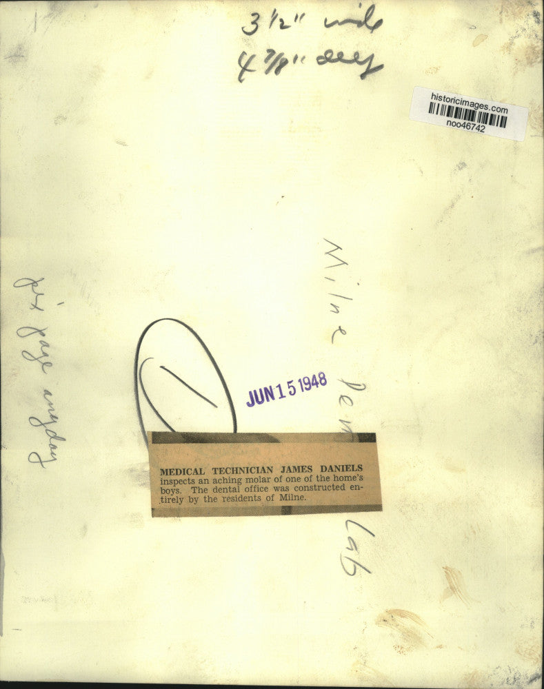 1948 Press Photo Medical Technician James Daniels inspects an aching molar