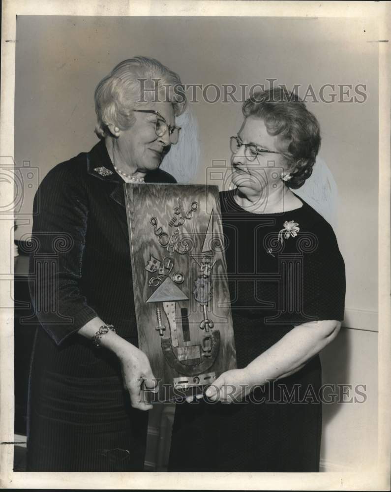 Load image into Gallery viewer, 1966 Press Photo First &amp; Second Federation of Women's Clubs, Arts &amp; Crafts show
