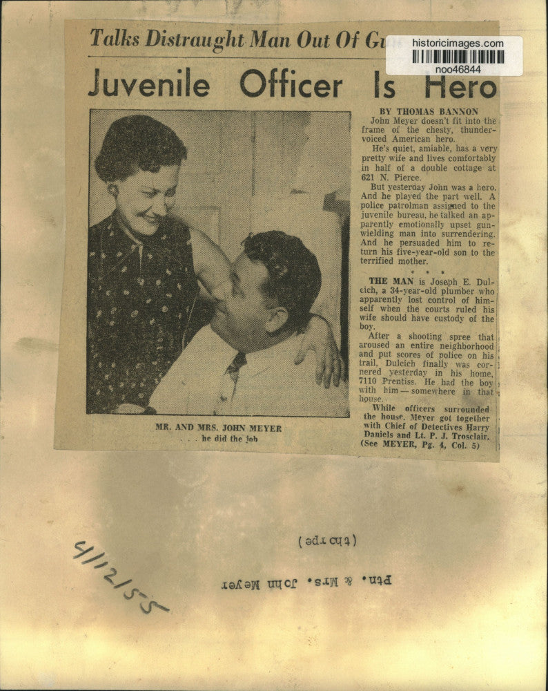 1955 Press Photo John Meyer &amp; wife in their home in New Orleans - noo46844