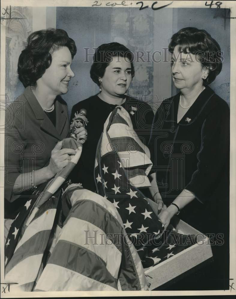 1964 Press Photo Flag collectors in New Orleans. - noo46850