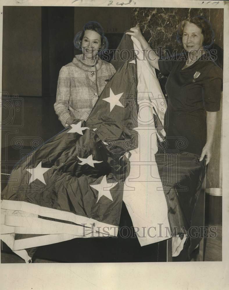 1968 Press Photo New Orleans Daughters of Revolution with flag - noo46851