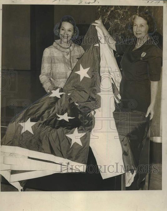 1968 Press Photo New Orleans Daughters of Revolution with flag - noo46851