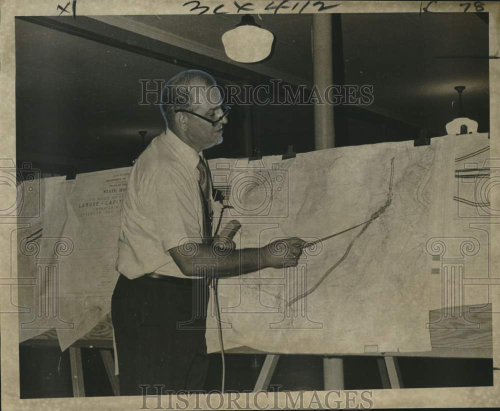 1971 Press Photo George A. Landry describes costs of proposed four-lane road - Historic Images