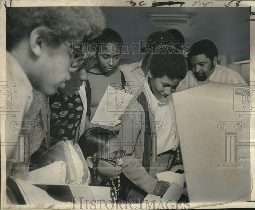 1973 Press Photo IBM Student Mobile Computer Center at Landry High School - Historic Images