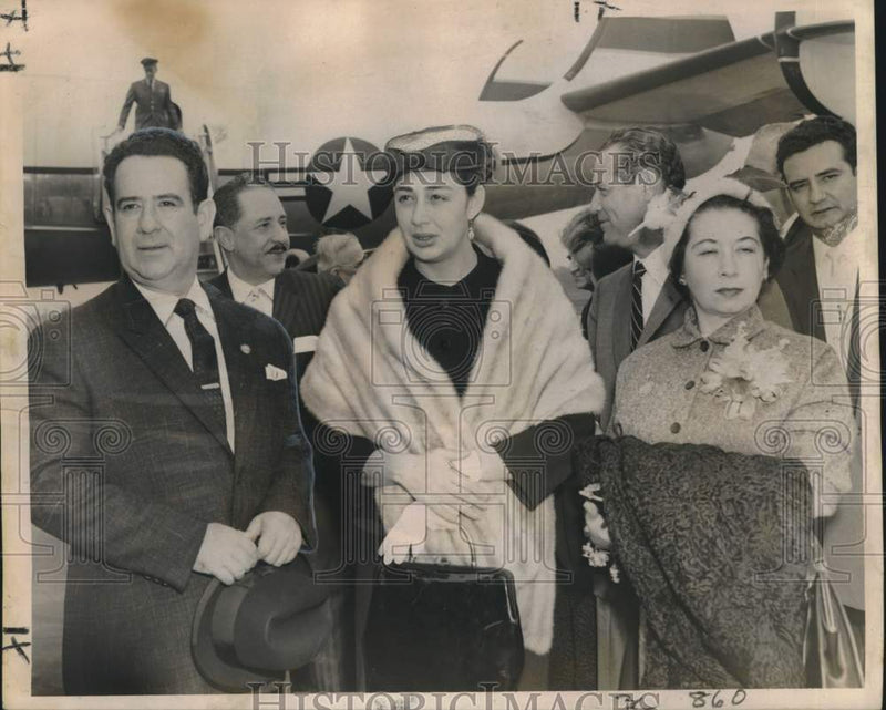 Load image into Gallery viewer, 1969 Press Photo President Jose Maria Lemus &amp; wife welcomed at Moisant Airport
