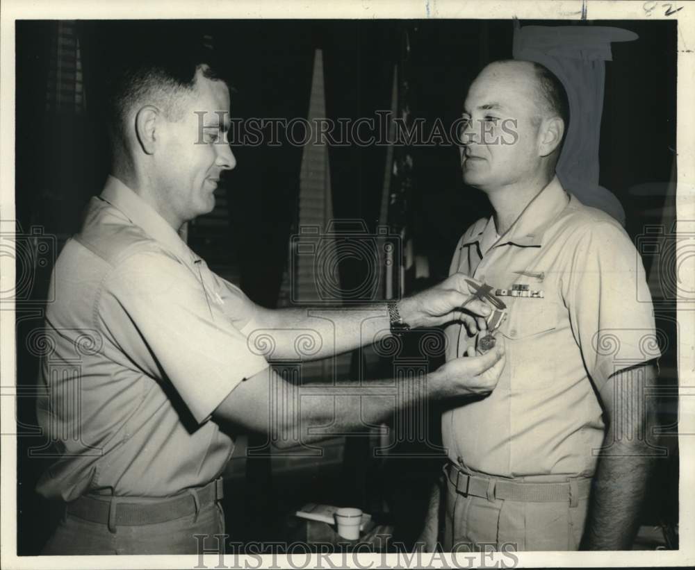 1968 Press Photo First Lieutenant William O. Meyer honored with Combat &quot;V&quot; Medal