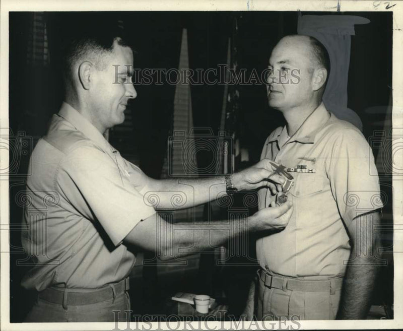 Load image into Gallery viewer, 1968 Press Photo First Lieutenant William O. Meyer honored with Combat "V" Medal

