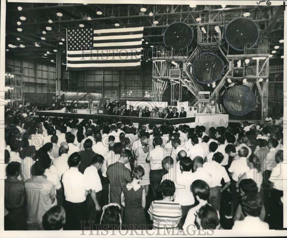 1969 Press Photo Robert C. Dunigan addressing Michoud Facility employees - Historic Images