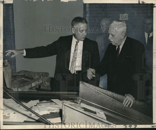 1961 Press Photo Marcus McWaters tours E.T. Colton in the Main Post Office - Historic Images