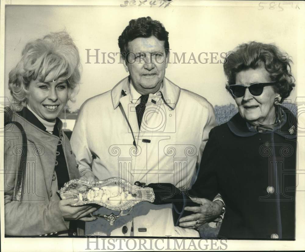 1974 Press Photo Mrs. Robert Meadors receives Handicap Trophy from George Healy- Historic Images