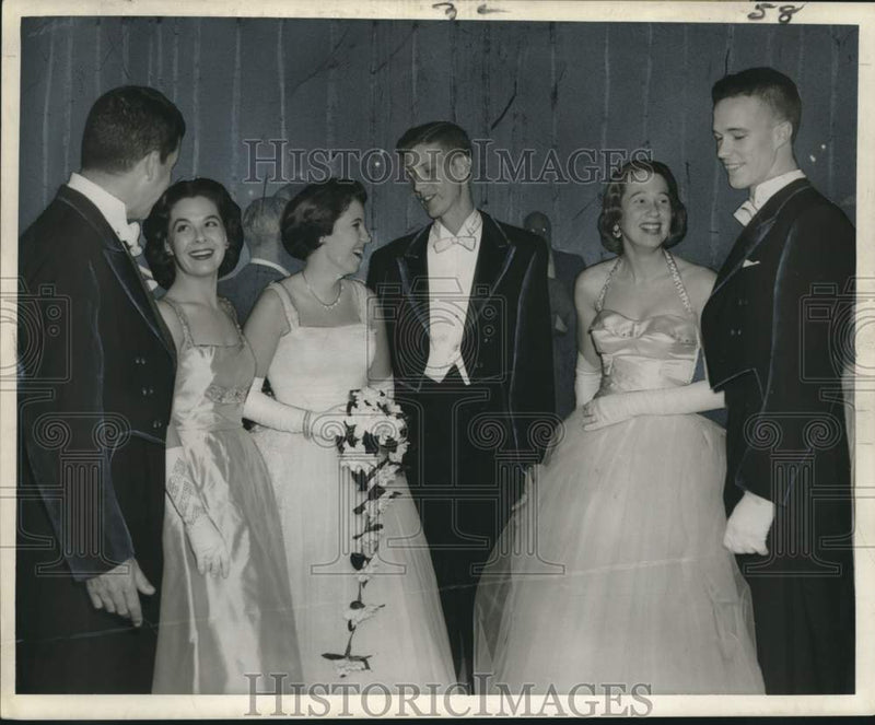 Load image into Gallery viewer, 1960 Press Photo Arthur Middleton IIIand friends at a formal dance - noo47092
