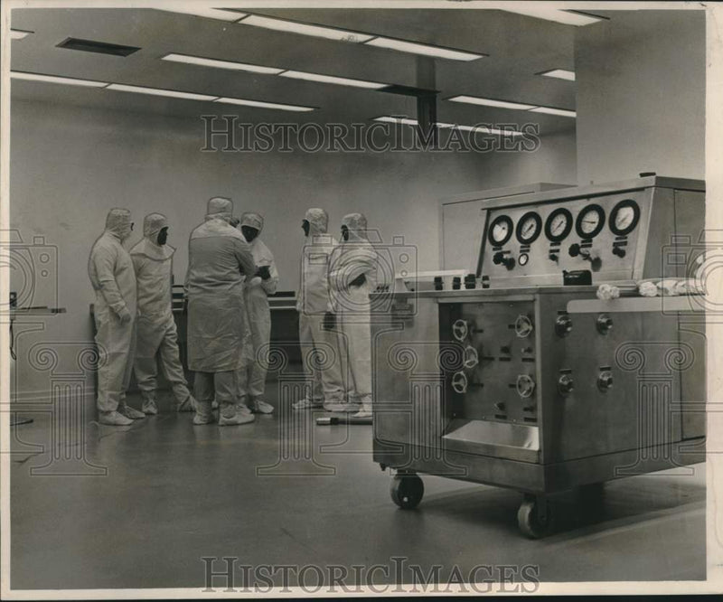 Load image into Gallery viewer, 1963 Press Photo Portable washer &amp; workers in "Clean Room" at Michoud plant
