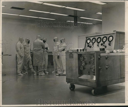 1963 Press Photo Portable washer & workers in "Clean Room" at Michoud plant