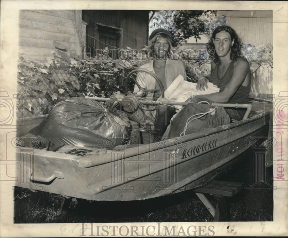 1973 Press Photo Teens arrived in New Orleans on small boat from St. Louis- Historic Images