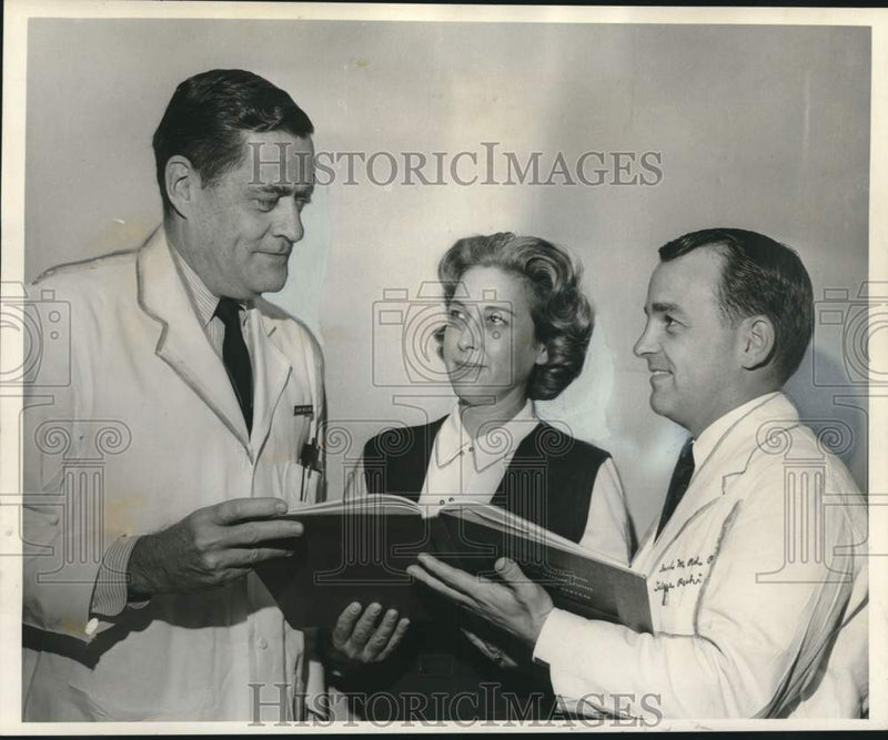 Load image into Gallery viewer, 1967 Press Photo Dr. Henry Miles, Mrs. William Wise &amp; Dr. David Reed at Workshop
