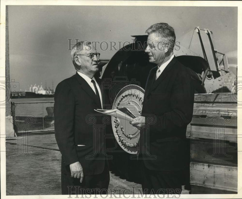 Load image into Gallery viewer, 1964 Press Photo Capt. Milton Miles, New Orleans Port Mgr. Alocoa Steamship Co.
