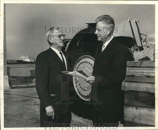 1964 Press Photo Capt. Milton Miles, New Orleans Port Mgr. Alocoa Steamship Co.