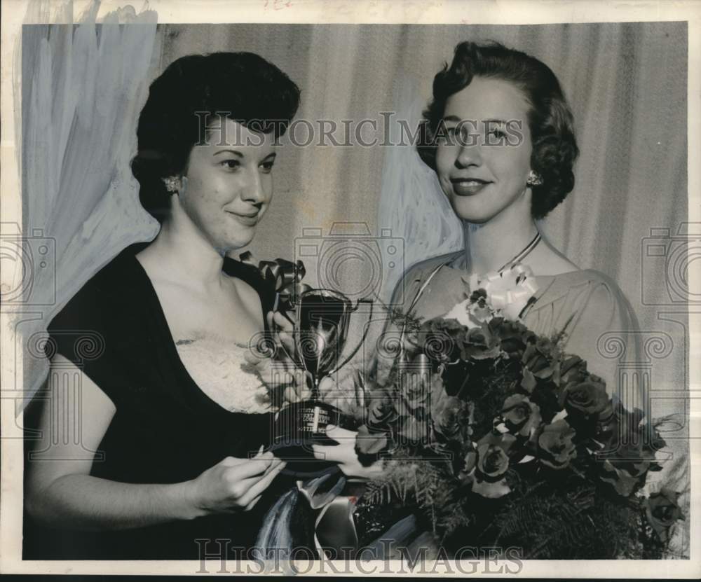 1960 Press Photo Dorothy Mendow honored by Judy LaNasa- Louisiana Nurses
