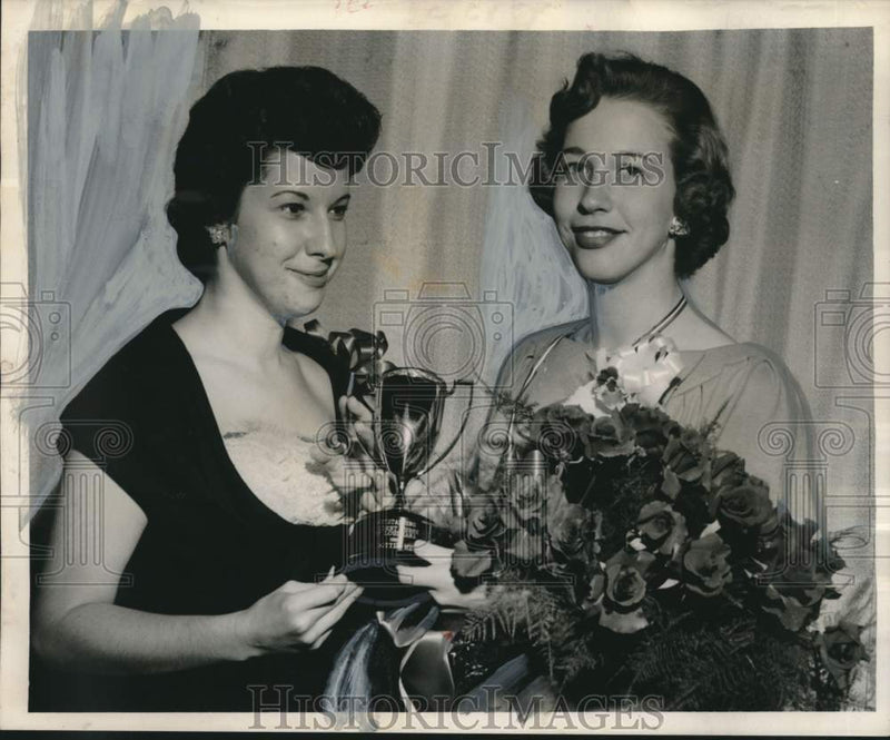 Load image into Gallery viewer, 1960 Press Photo Dorothy Mendow honored by Judy LaNasa- Louisiana Nurses

