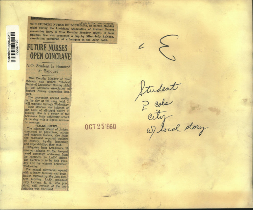 1960 Press Photo Dorothy Mendow honored by Judy LaNasa- Louisiana Nurses