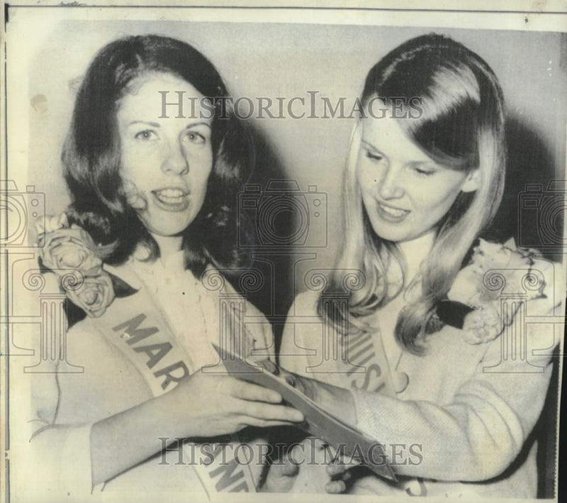 Load image into Gallery viewer, 1967 Press Photo Mary Midgett &amp; Carol Barrow compete for American's Junior Miss
