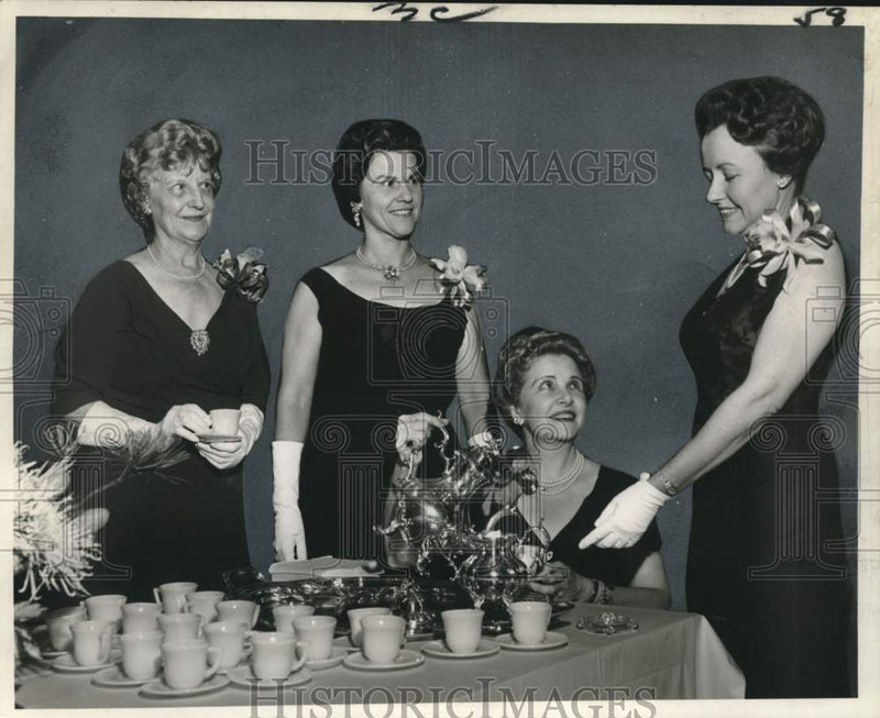 Load image into Gallery viewer, 1960 Press Photo Pre-Thanksgiving tea hosted by the New Orleans Garden Society
