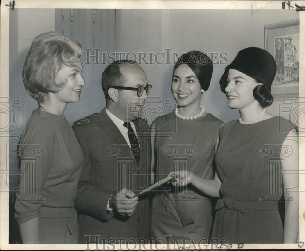 1961 Press Photo Fashion Mannequins of New Orleans donate- Volunteers of America