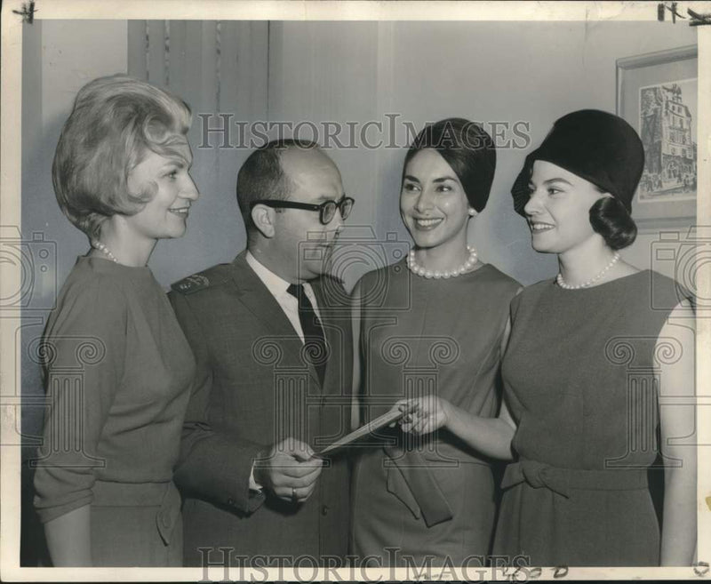 Load image into Gallery viewer, 1961 Press Photo Fashion Mannequins of New Orleans donate- Volunteers of America
