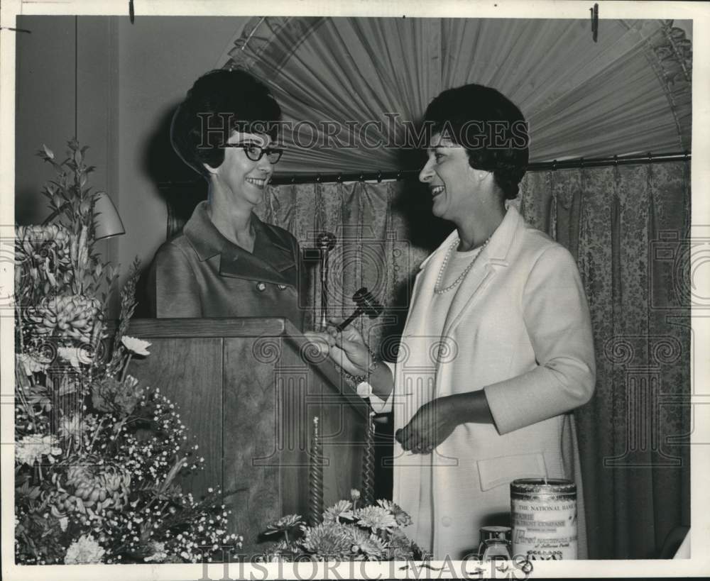 1970 Press Photo New &amp; old president of New Orleans Association of Bank-Women - Historic Images