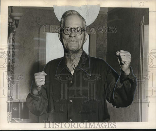 1953 Press Photo Leonce Miller showing how he stopped a robber in his store