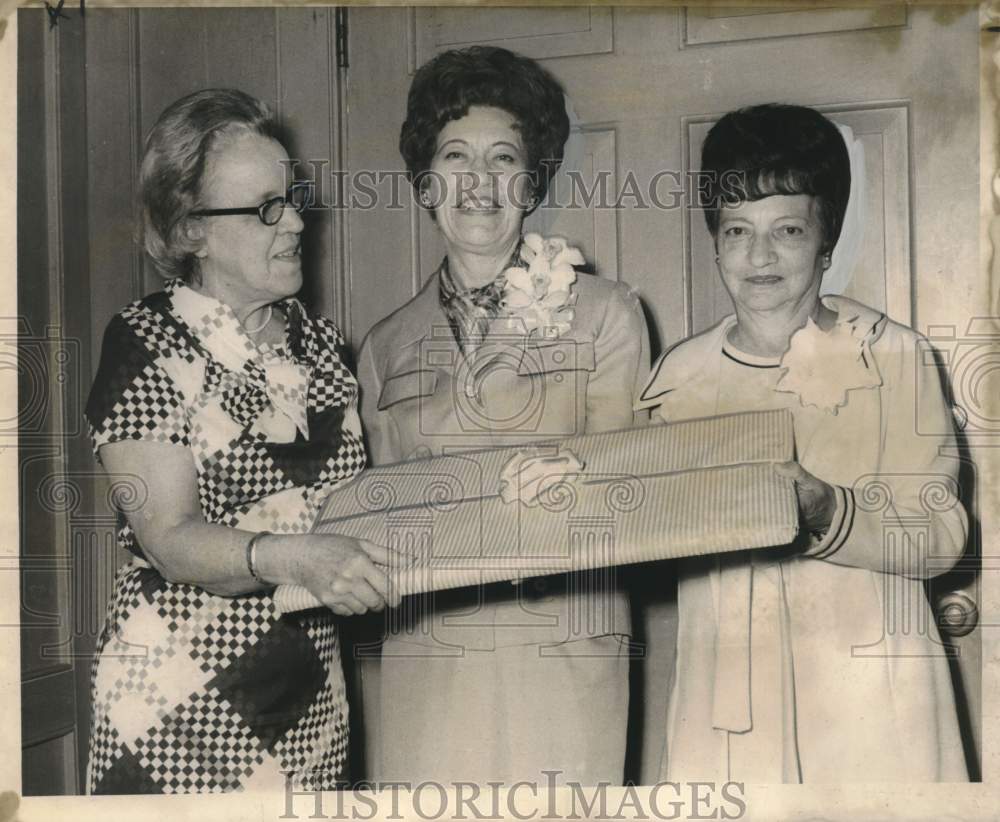1969 Press Photo Mrs. Martin O. Miller honored by the Sophie Gumbel Guild