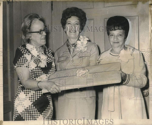 1969 Press Photo Mrs. Martin O. Miller honored by the Sophie Gumbel Guild