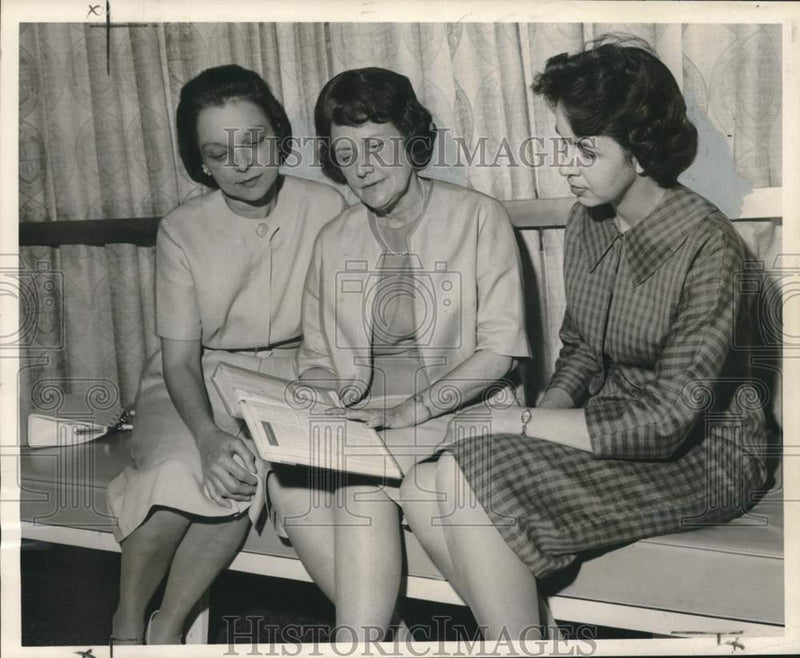 Load image into Gallery viewer, 1964 Press Photo Three New Orleans Women Prepare For College Faculty Program
