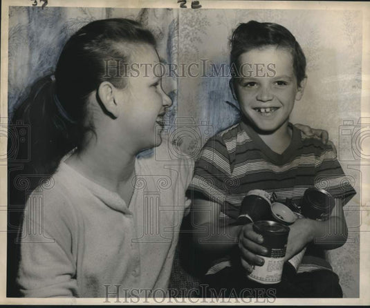 1960 Press Photo Richard Miller bearing Christmas gifts for poor children- Historic Images